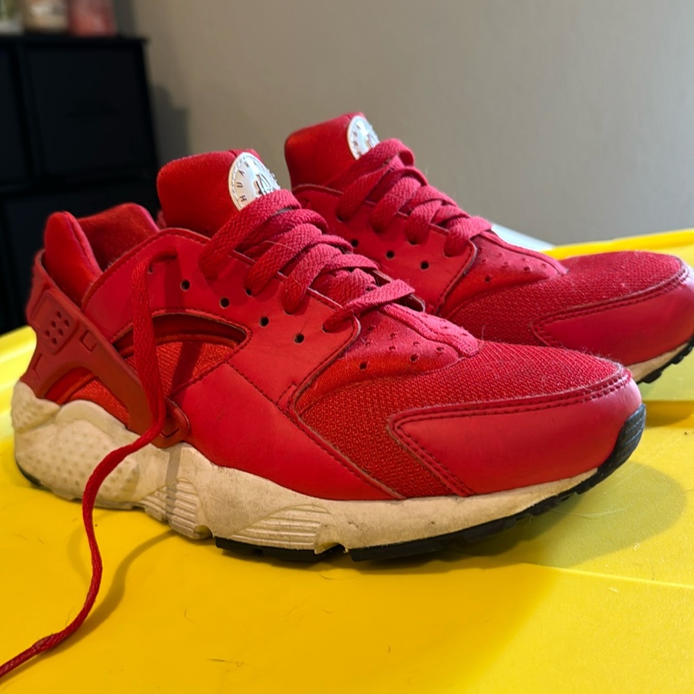 Red Huaraches Nike
